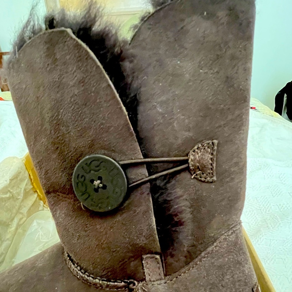 Authentic UGG Bailey Button Chocolate Brown Size 7. In great condition